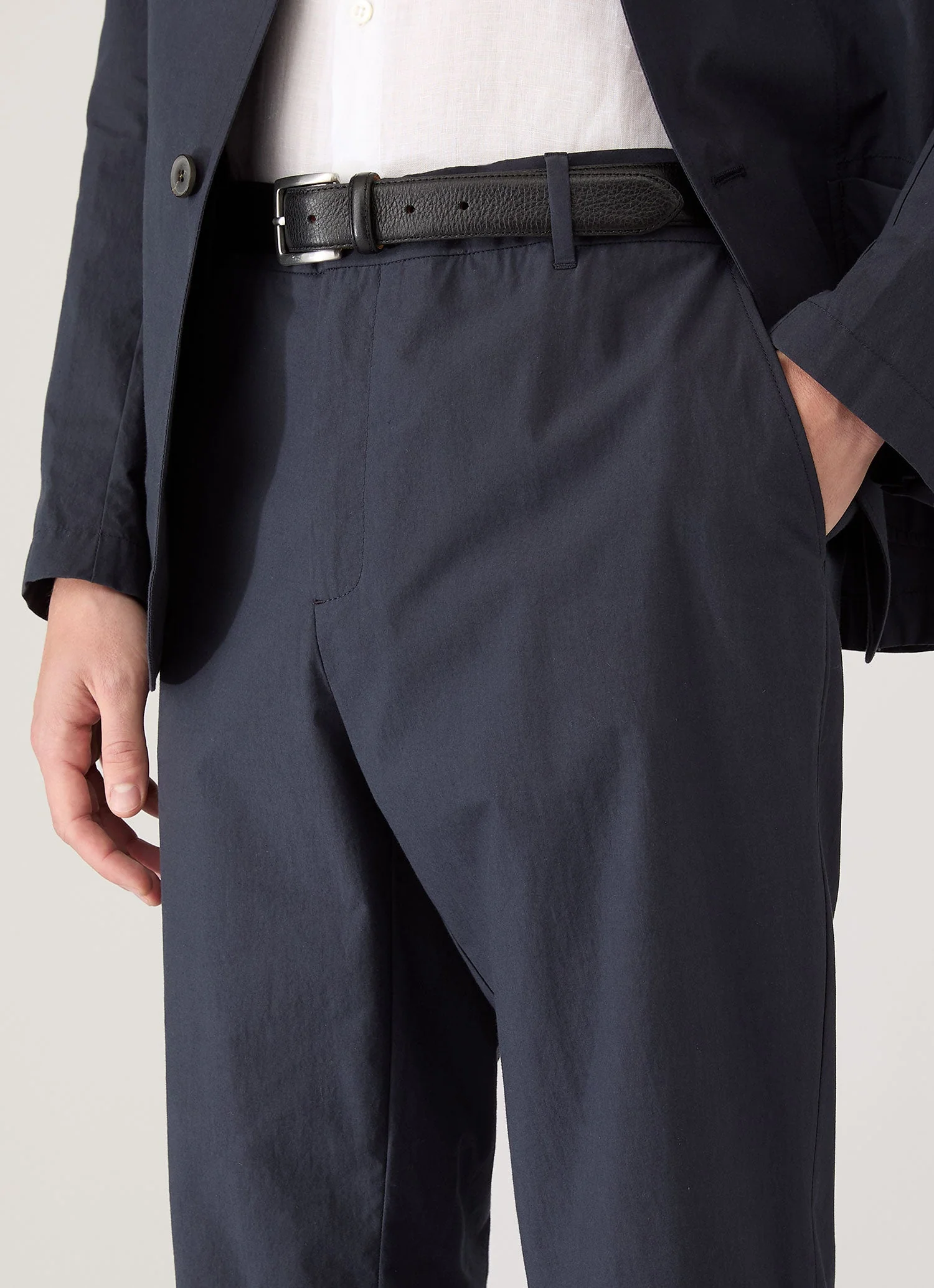 Men's Lightweight Cotton Poplin Trouser in Navy - Image 6