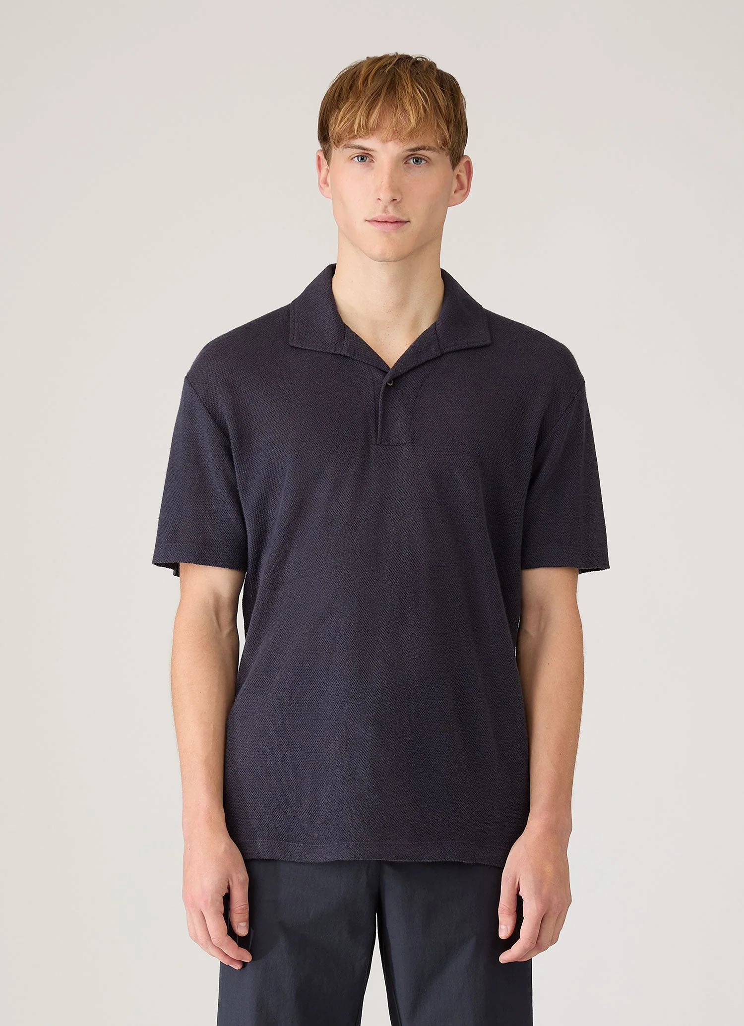 Men's Linen Piqué Polo Shirt in Navy - Image 2