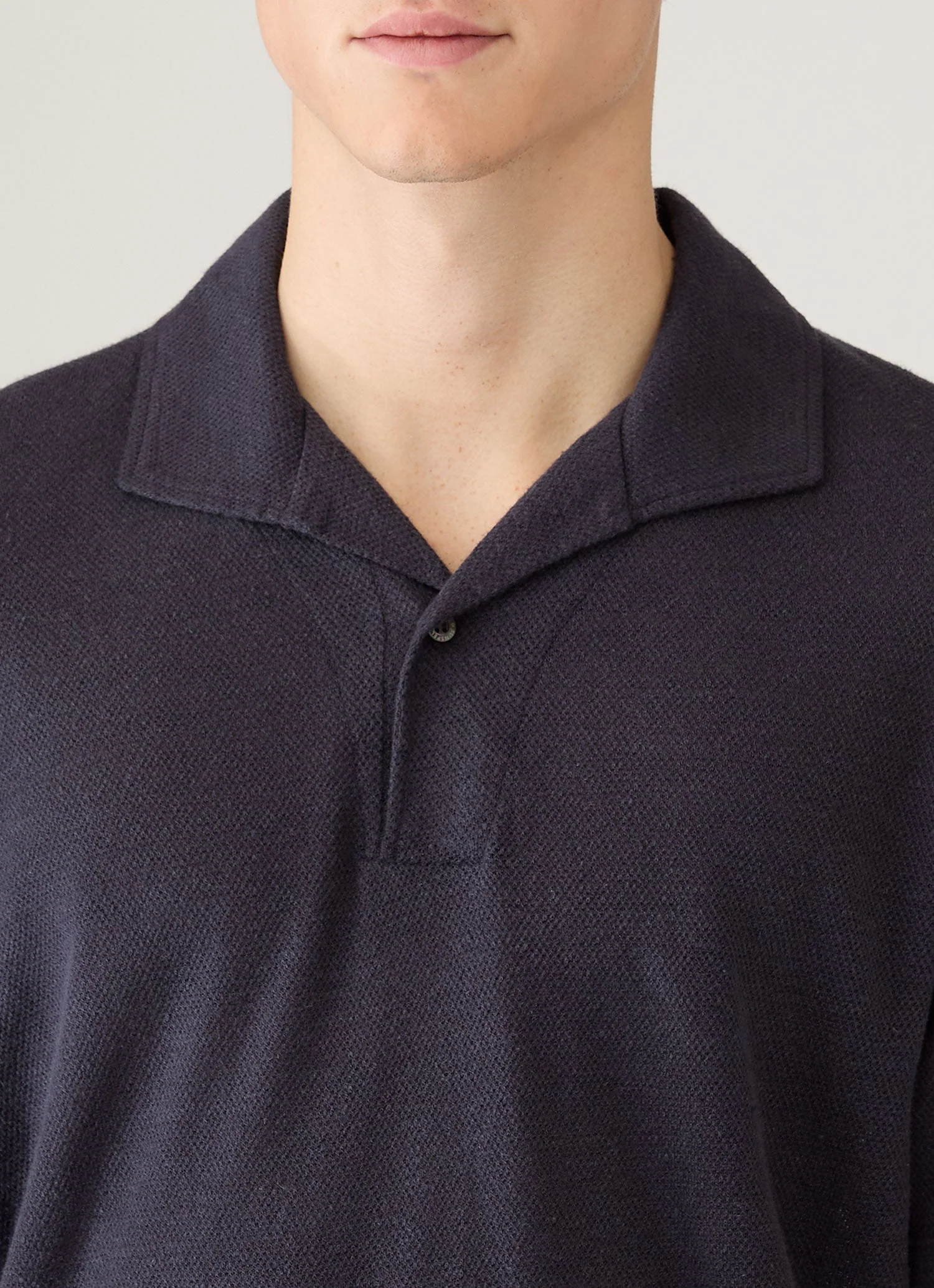 Men's Linen Piqué Polo Shirt in Navy - Image 6